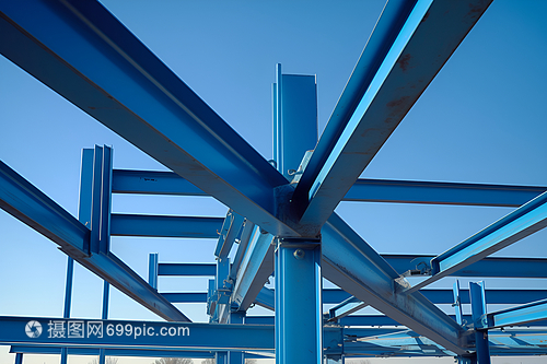 藍(lán)天下，金屬結(jié)構(gòu)的現(xiàn)代詩(shī)篇